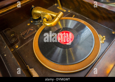 Meubles anciens et dossier prm 78 joueur à la Caisse dans un magasin de disques Bushwick, à New York, le Record Store Day Banque D'Images