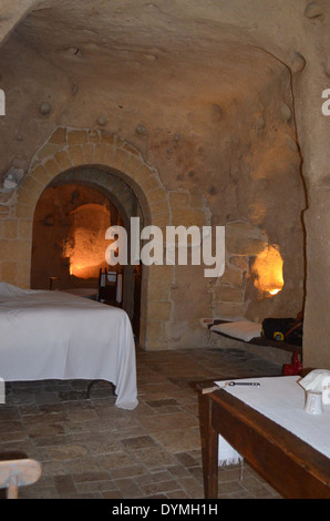 Matera,l'une des plus anciennes civilisations de l'Italie, ils vivaient comme dans trogladytes authenicated grottes.Celui-ci pour le confort. Banque D'Images