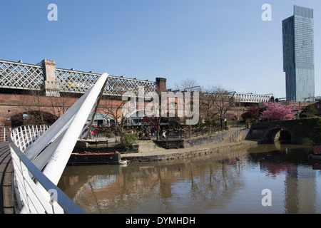 Le Castlefield Manchester zone bassin encadré de Beetham Tower Banque D'Images