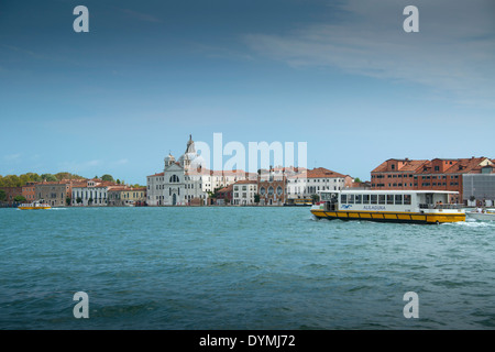 Le vaporetto sur le Grand Canal, Venise. Banque D'Images