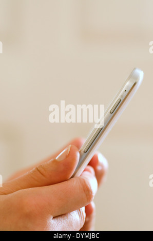 Woman's hands holding a mobile phone Banque D'Images