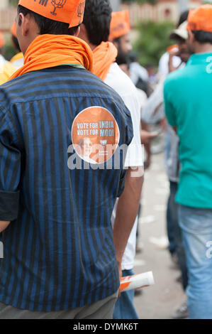 Varanasi, Uttar Pradesh, Inde. 22 avril, 2014. Un partisan du BJP porte un autocollant de Narendra Modi en dehors de l'université hindoue de Bénarès Gate à Varanasi. Chef BJP Modi, déposera sa candidature pour les élections indiennes dans la ville de l'Uttar Pradesh, le 24 avril. Credit : Lee Thomas/Alamy Live News Banque D'Images