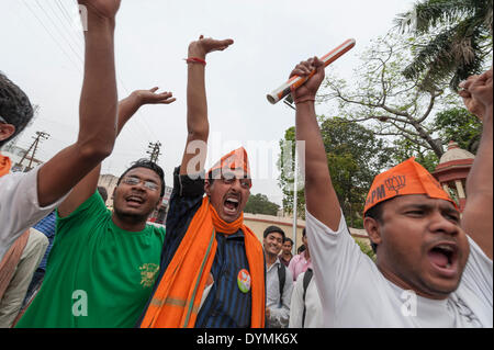 Varanasi, Uttar Pradesh, Inde. 22 avril, 2014. Les partisans du BJP, principalement composée de jeunes hommes, se réunissent à l'université hindoue de Bénarès Gate à Varanasi au début d'un rallye à Assi Ghat. Leader du BJP, Narendra Modi, déposera sa candidature pour les élections indiennes dans la ville de l'Uttar Pradesh, le 24 avril. Credit : Lee Thomas/Alamy Live News Banque D'Images