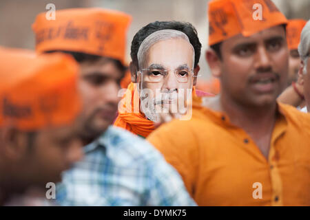 Varanasi, Uttar Pradesh, Inde. 22 avril, 2014. Un partisans du BJP porte un masque de Narendra Modi à Varanasi. Leader du BJP, Narendra Modi, déposera sa candidature pour les élections indiennes dans la ville de l'Uttar Pradesh, le 24 avril. Credit : Lee Thomas/Alamy Live News Banque D'Images