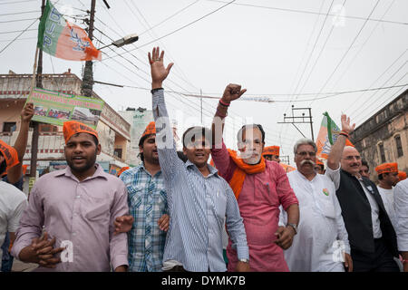 Varanasi, Uttar Pradesh, Inde. 22 avril, 2014. Les partisans du BJP prendre part à un rassemblement de l'université hindoue de Bénarès Gate à Assi Ghat de Varanasi. Leader du BJP, Narendra Modi, déposera sa candidature pour les élections indiennes dans la ville de l'Uttar Pradesh, le 24 avril. Credit : Lee Thomas/Alamy Live News Banque D'Images