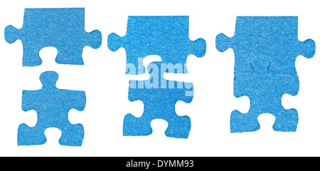 Processus de connexion de deux pièces du puzzle isolé sur fond blanc Banque D'Images