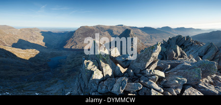 Vue depuis la crête hérissée vers la gamme Carneddau Tryfan et au-delà. Le Parc National de Snowdonia. Le Pays de Galles. UK. Banque D'Images