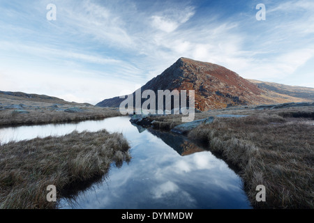 Pen An Wen Ole reflétée dans la rivière Idwal. Le Parc National de Snowdonia. Le Pays de Galles. UK. Banque D'Images