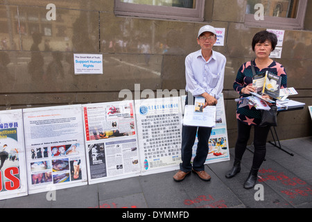 Sydney Australie,Haymarket,Chinatown,asiatique homme hommes,femme femme femmes,distribution,littérature,information,Falun Gong,droits humains,AU140308147 Banque D'Images