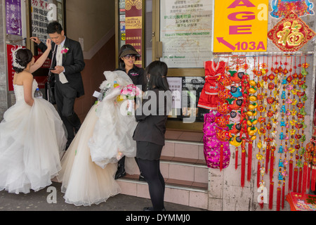 Sydney Australie,Haymarket,Chinatown,Asian femme femmes,homme hommes,mariée,marié,robe de mariage,blanc,décorations,vente,souvenirs,cadeaux,shopping s Banque D'Images