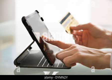 Woman using tablet computer et une carte de crédit Banque D'Images