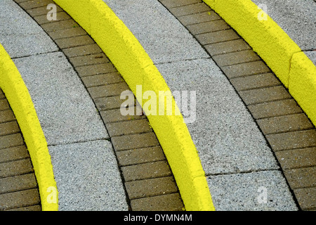 Étapes peint jaune England uk Banque D'Images