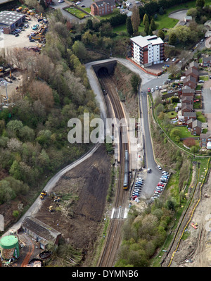 Vue aérienne de la gare de Morley dans le West Yorkshire, avec un tunnel ferroviaire adjacente Banque D'Images