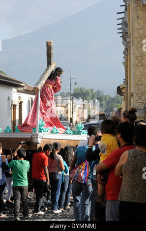 Les jeunes portent une statue de Jésus avec la croix de la cathédrale à l'église de San Pedro. Antigua Guatemala, Banque D'Images