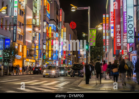 Néons dans la nuit dans une rue d'Asakusa, Tokyo, Japon Banque D'Images