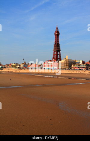 La tour de Blackpool, promenade de la plage et du front de la régénération, Blackpool, Lancashire, Angleterre, Royaume-Uni. Banque D'Images