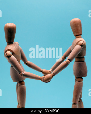 Couple holding hands représentés par des mannequins en bois, Londres Banque D'Images