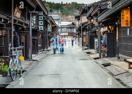 Rue dans le vieux quartier Sanmachi-suji, Takayama, préfecture de Gifu, Japon Banque D'Images