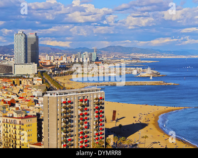Vue aérienne de la plage de la Barceloneta et la ville de Barcelone, Catalogne, Espagne Banque D'Images