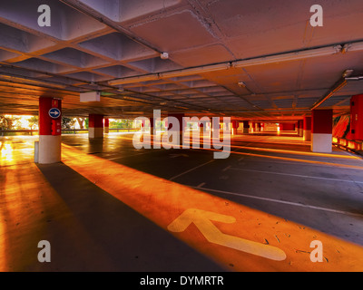 Parking vide sur le haut de la montagne Tibidabo à Barcelone, Catalogne, Espagne Banque D'Images