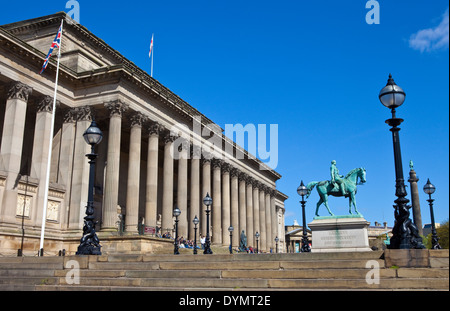 St George's Hall et statue de Prince Albert à Liverpool. La Walker Art Gallery et Wellington colonne sont dans la distance. Banque D'Images