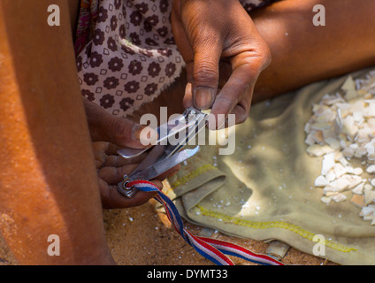 Bushman Women Making Colliers avec de la coquille des Œufs d'autruche, Namibie, Tsumkwe Banque D'Images