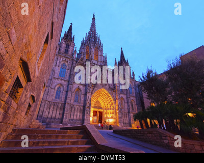 Vue nocturne de la cathédrale de la Sainte Croix et Sainte Eulalia à Barcelone, Catalogne, Espagne Banque D'Images