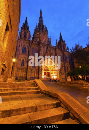 Vue nocturne de la cathédrale de la Sainte Croix et Sainte Eulalia à Barcelone, Catalogne, Espagne Banque D'Images