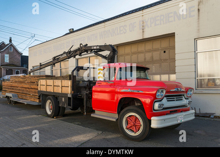 1950 Chevrolet Vintage, Spartan 100, camion à plateau avec chargement de bois, Vancouver, British Columbia, Canada Banque D'Images