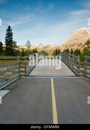 Pont de bois sur un sentier de randonnée à vélo à travers les montagnes Banque D'Images