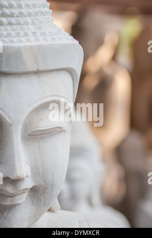 Marbre sculpté statues de Bouddha dans la rue de Mandalay, Myanmar Banque D'Images