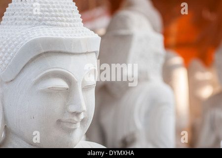 Marbre sculpté statues de Bouddha dans la rue de Mandalay, Myanmar Banque D'Images