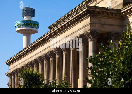 Vue de Saint George's Hall et le Radio City Tower à Liverpool. Banque D'Images