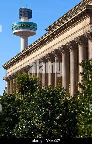 Vue de Saint George's Hall et le Radio City Tower à Liverpool. Banque D'Images