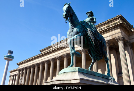 Statue de la reine Victoria à l'extérieur de St George's Hall à Liverpool. Le Radio City Tour peut également être vu dans la distance. Banque D'Images