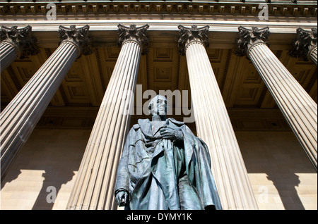 Statue de l'ancien Premier ministre britannique Benjamin Disraeli à l'extérieur de St George's Hall à Liverpool. Banque D'Images