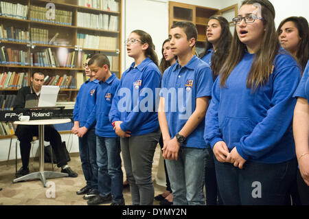 Jérusalem, Israël. 22 avr, 2014. Le chœur de la Sts. L'École arménienne Tarkmanchatz chante en arménien. L'Université hébraïque a organisé un symposium commémorant le 99e anniversaire du génocide arménien perpétré par les ottomans pendant la Première Guerre Mondiale contre les chrétiens de l'Anatolie. Depuis 1923, la Turquie nie les allégations. Israël n'a pas officiellement reconnu le génocide, par crainte de nouvelles de rompre les relations diplomatiques avec la Turquie. Credit : Alon Nir/Alamy Live News Banque D'Images