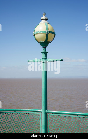 Un détail d'une des lampes sur Clevedon Pier, North Somerset, England, UK Banque D'Images