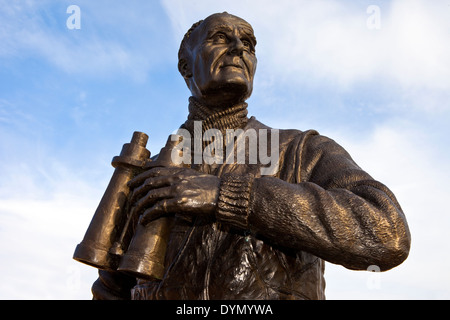 La statue de l'ancien officier de la Marine royale britannique Capitaine Frédéric John Walker situé sur le Pier Head à Liverpool. Banque D'Images