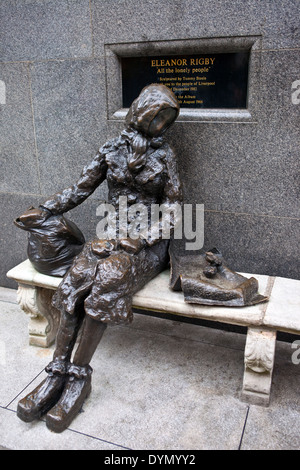 Une sculpture d'Eleanor Rigby situé sur la rue Stanley à Liverpool. Banque D'Images