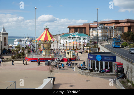 Front de mer de Bournemouth UK à l'ouest de l'établissement anglais populaires Resort Le complexe BIC et d'attractions touristiques avec vue sur la plage Banque D'Images