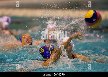 Manchester, UK. 22 avr, 2014. Espagne dvd Martilde Ortiz en action au cours de la FINA de water-polo Femmes Ligue Mondiale entre la Grande-Bretagne et l'Espagne. Credit : Action Plus Sport/Alamy Live News Banque D'Images