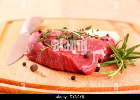 Steak de bœuf juteux avec des épices, des couteaux en acier, Close up Banque D'Images