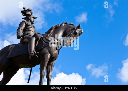 Le roi Édouard VII le monument situé sur le Pier Head à l'extérieur du Royal Liver Building à Liverpool, en Angleterre. Banque D'Images