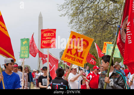 Washington DC, USA - Tuesday, April 21, 2014 : Cowboy et indien Alliance, un groupe d'éleveurs, d'agriculteurs et de communautés tribales indiennes américaines le long de la route du pipeline Keystone, rassemblement à Washington, DC, pour exhorter le président Obama de rejeter le pipeline Keystone XL. Credit : B Christopher/Alamy Live News Banque D'Images