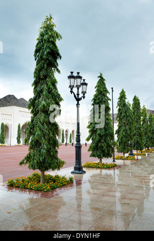 Lieu au Palais du Sultan Qaboos à Mascate, Oman sur un jour nuageux avec de la pluie Banque D'Images