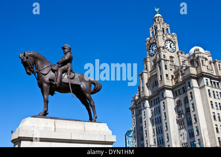 Le roi Édouard VII le monument situé sur le Pier Head à l'extérieur du Royal Liver Building à Liverpool, en Angleterre. Banque D'Images