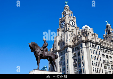 Le roi Édouard VII le monument situé sur le Pier Head à l'extérieur du Royal Liver Building à Liverpool, en Angleterre. Banque D'Images