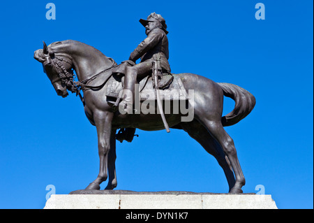 Le roi Édouard VII le monument situé sur le Pier Head à l'extérieur du Royal Liver Building à Liverpool, en Angleterre. Banque D'Images