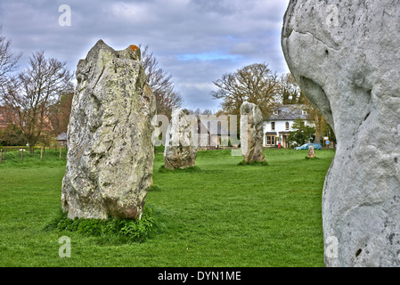Avebury est un monument néolithique henge contenant trois cercles de pierres, autour du village d'Avebury dans le Wiltshire Banque D'Images